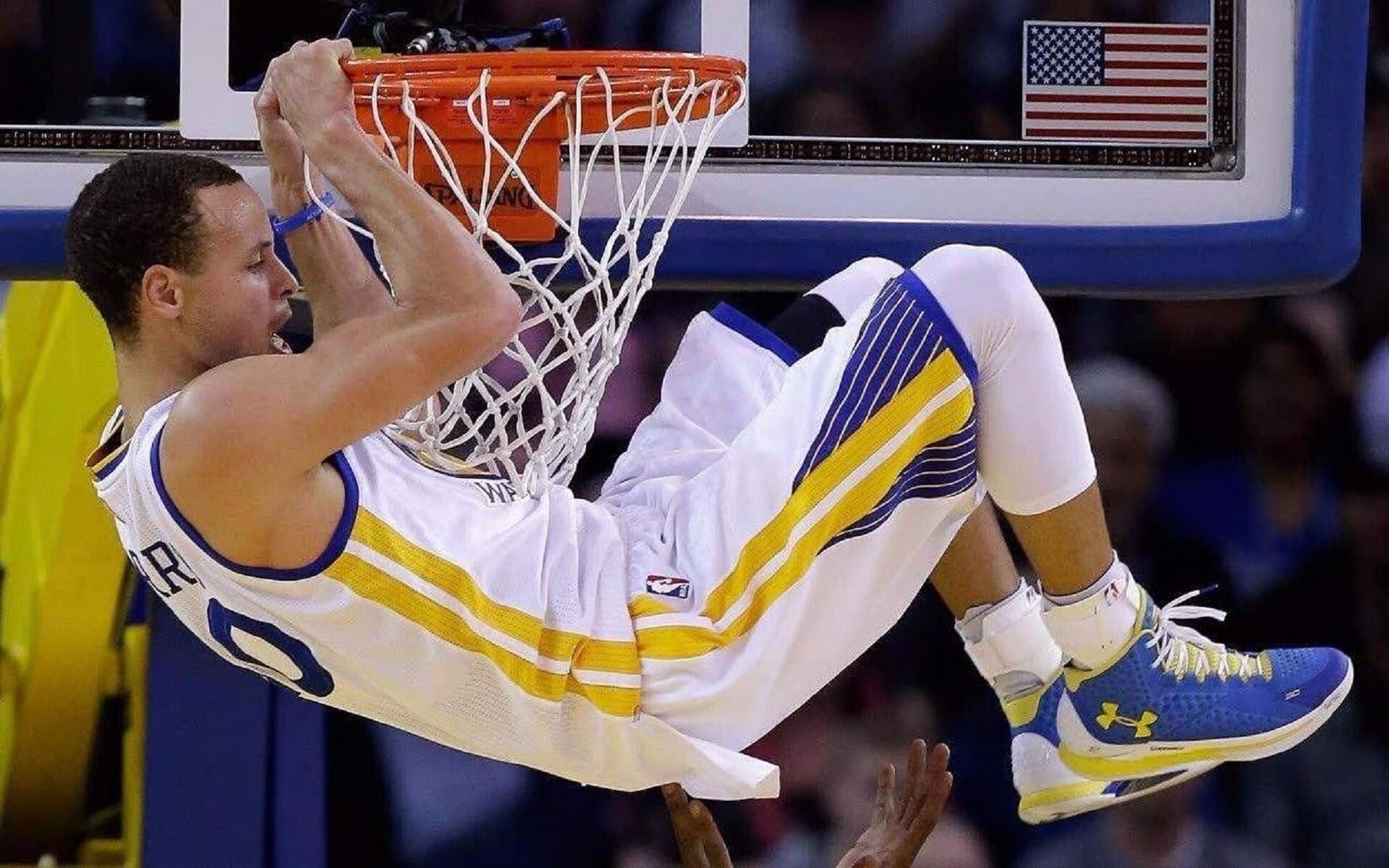 NBA常规赛独行侠双杀快船 东契奇砍下三双再演控场大师秀，东契奇19分7失误 独行侠惨败76人